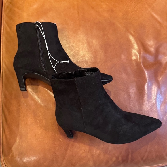 🆕 NWT Black faux suede kitten heel boots - Picture 2 of 10